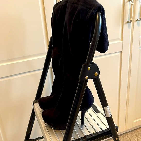 Over-the-knee boots. - Picture 2 of 7